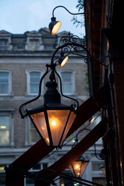 Vue des réverbères dans la ville de Londres