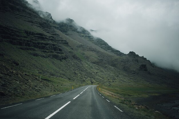 Vue sur route islandaise vide de l'intérieur de la voiture