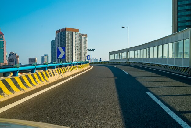 Vue sur la route et la ville