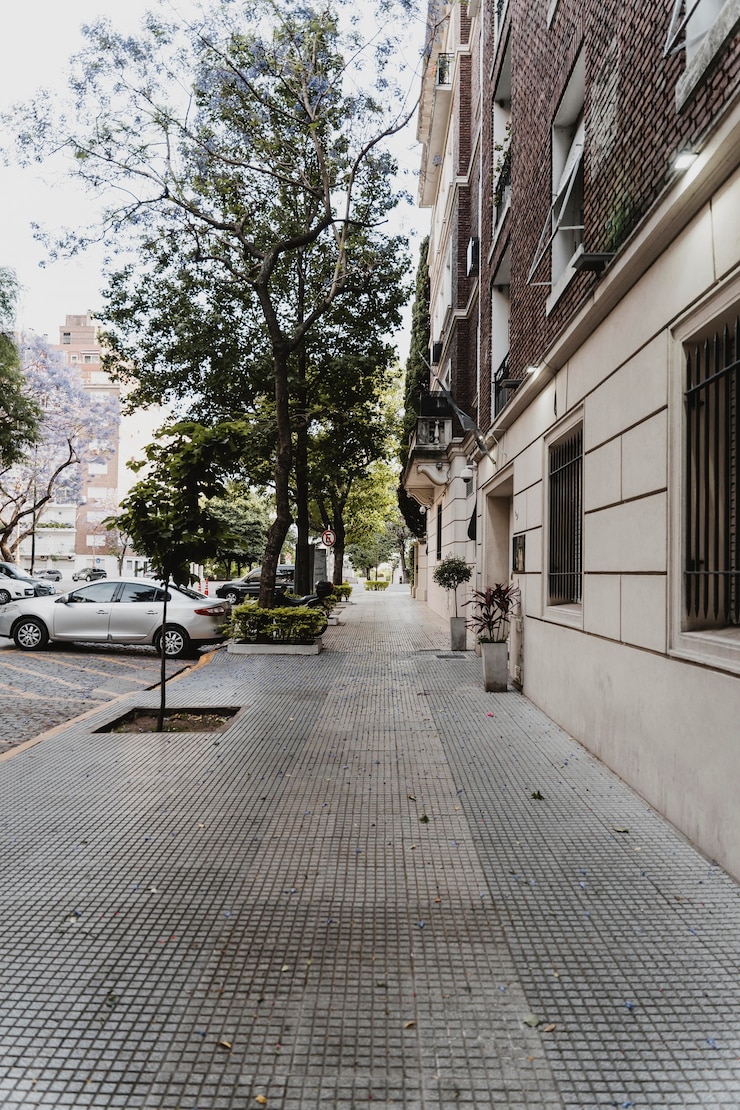 Photo gratuit vue sur la rue avec bâtiment et voitures en stationnement