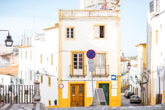 Vue sur la rue avec de beaux vieux bâtiments résidentiels dans la ville d'evora au portugal