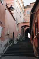 Photo gratuite vue de la rue de l'escalier sibiu entre les vieilles maisons historiques.