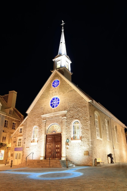 Vue sur la rue avec Notre-Dame des Victoires la nuit à Québec