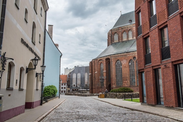 Vue Sur La Rue De La Vieille Ville De Riga Près De L'église Saint-pierre, Lettonie Photo Premium
