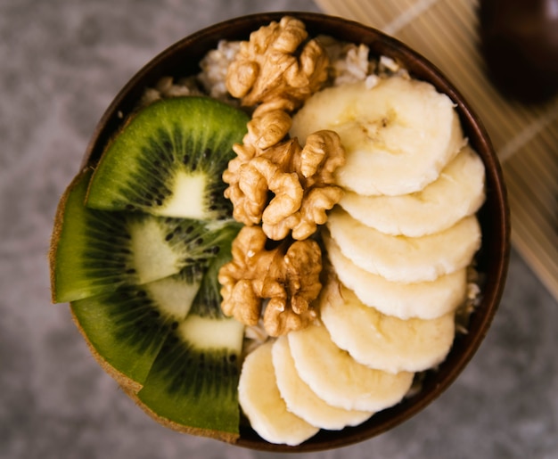 Photo gratuite vue saine du bol avec fruits et noix