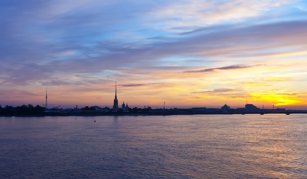 Vue de Saint-Pétersbourg le matin