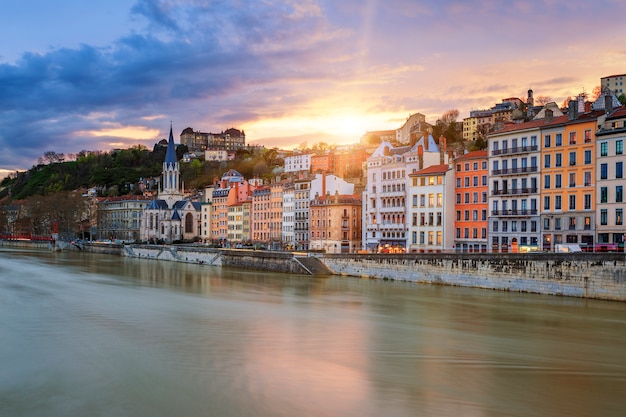 Vue sur la Saône dans la ville de Lyon au coucher du soleil, France