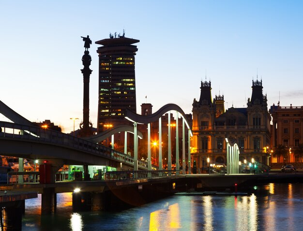 Vue de la soirée du Port Vell à Barcelone