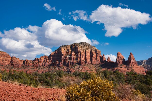 Vue spectaculaire sur plusieurs montagnes en terrain sec avec un ciel clair