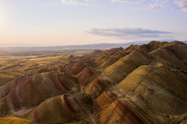 Vue spectaculaire sur une région montagneuse