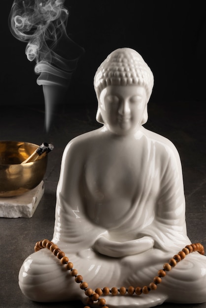 Photo gratuite vue de la statuette de bouddha pour la tranquillité