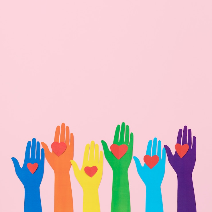 Photo gratuit vue supérieure composition de diversité de mains de papier de différentes couleurs avec espace de copie