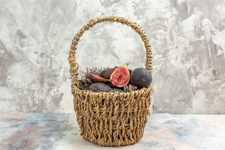 Photo gratuit vue supérieure du panier de figues sur fond gris