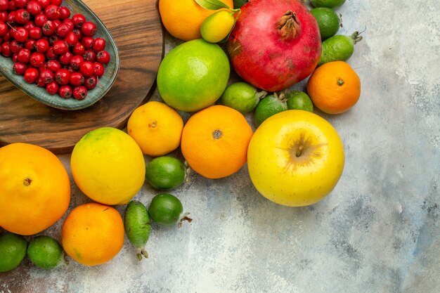 Vue supérieure des fruits frais, différents fruits mûrs et doux sur fond blanc
