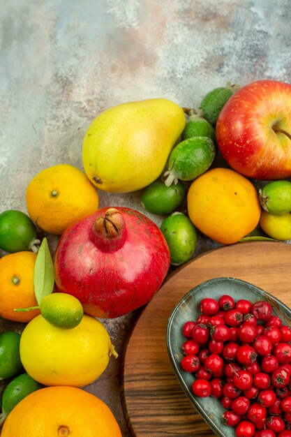 Vue supérieure des fruits frais, différents fruits mûrs et doux sur fond blanc