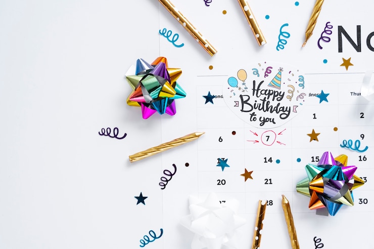 Photo gratuit vue supérieure de la note d'anniversaire ajoutée dans le calendrier dynamique
