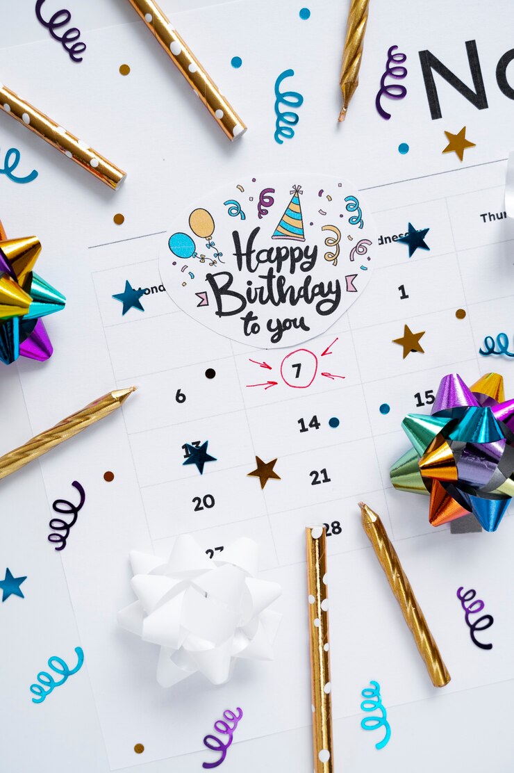 Photo gratuit vue supérieure de la note d'anniversaire ajoutée dans le calendrier dynamique