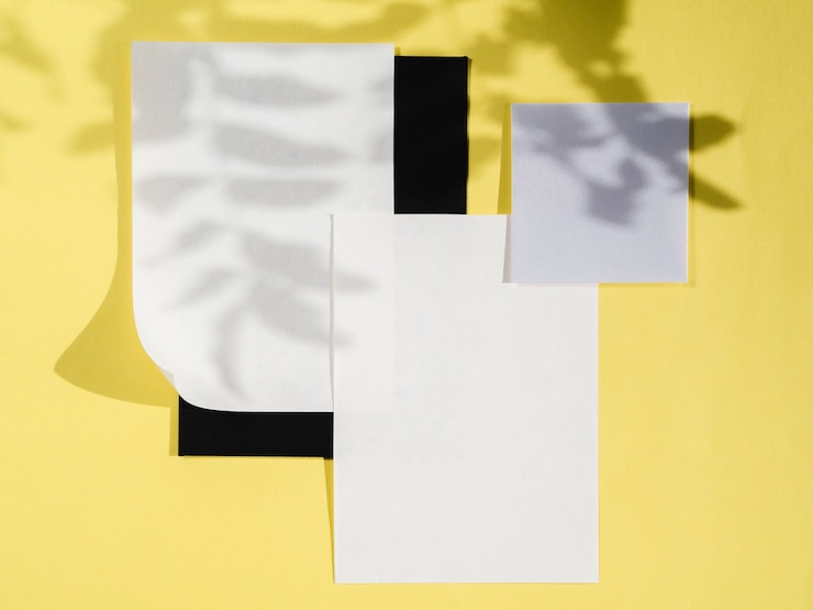 Photo gratuit vue supérieure des papiers blancs avec des ombres