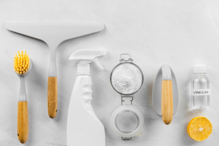 Photo gratuit vue supérieure des produits de nettoyage écologiques avec du citron et du bicarbonate de soude