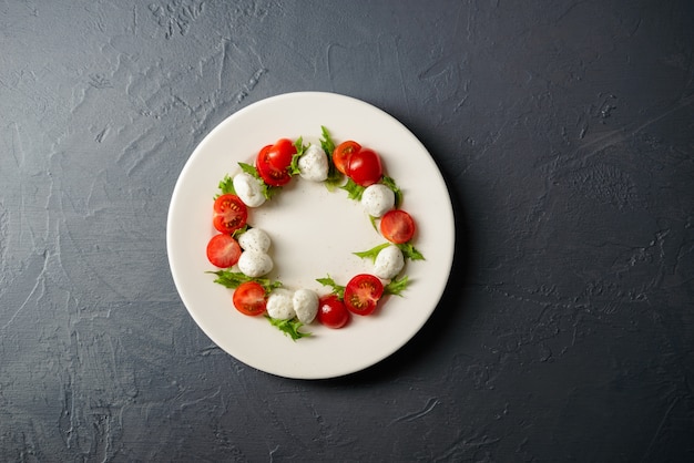 Photo gratuite vue supérieure de la salade caprese