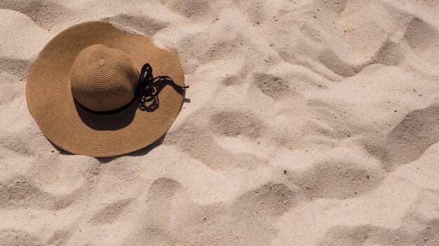 Une vue suré de sunhat sur le sable de la plage