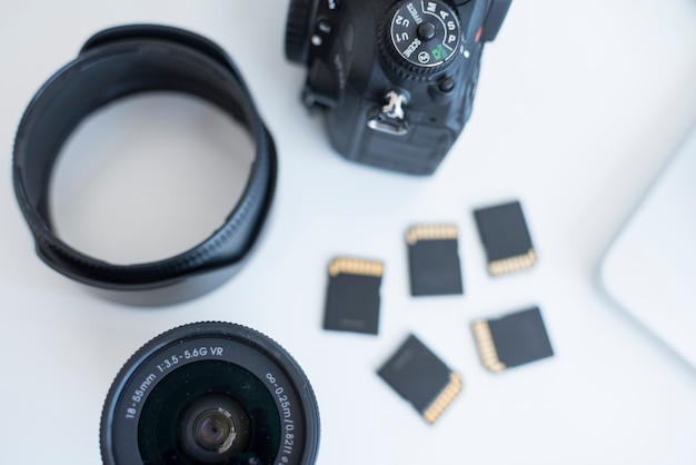 Vue surélevée des accessoires de l&#39;appareil photo avec cartes mémoire sur le bureau