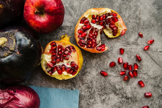 Vue surélevée de fruits et légumes frais sur fond altéré