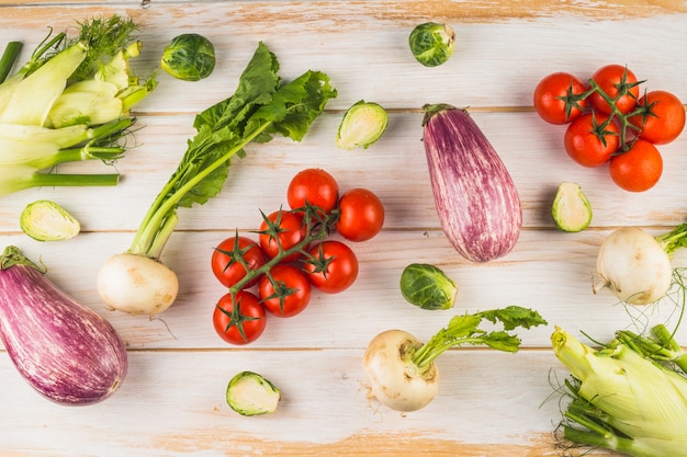 Vue surélevée de légumes frais sur fond en bois