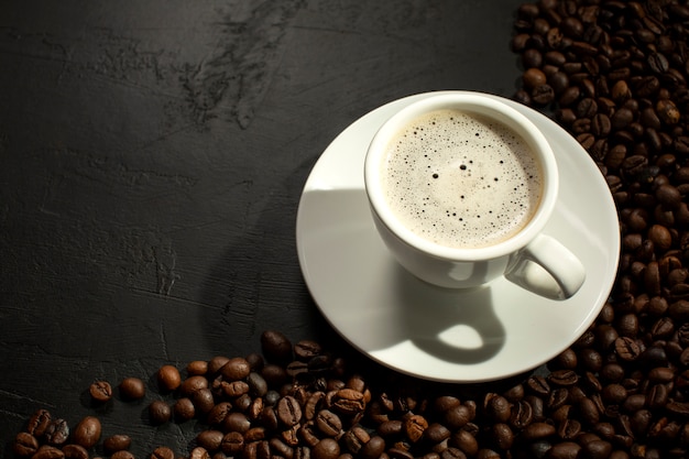 Vue de la tasse de café avec des grains de café