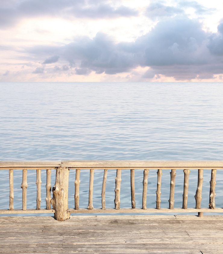 Photo gratuit vue sur la terrasse avec mer bleue et ciel nuageux