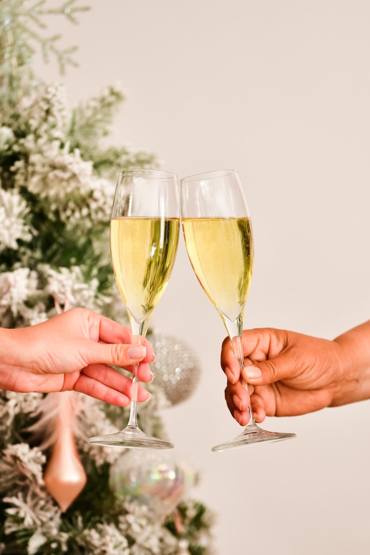 Photo gratuit vue d'un toast avec des verres de champagne fait par deux mains féminines