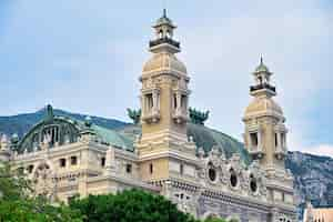 Photo gratuite vue sur le toit du casino de monte carlo avec des tours de style classique à monaco