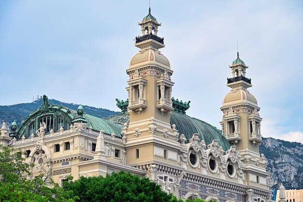 Vue sur le toit du Casino de Monte Carlo avec des tours de style classique à Monaco