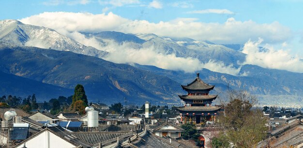Vue sur le toit de la vieille ville de Dali avec le mont Cangshan nuageux. Yunnan, Chine.