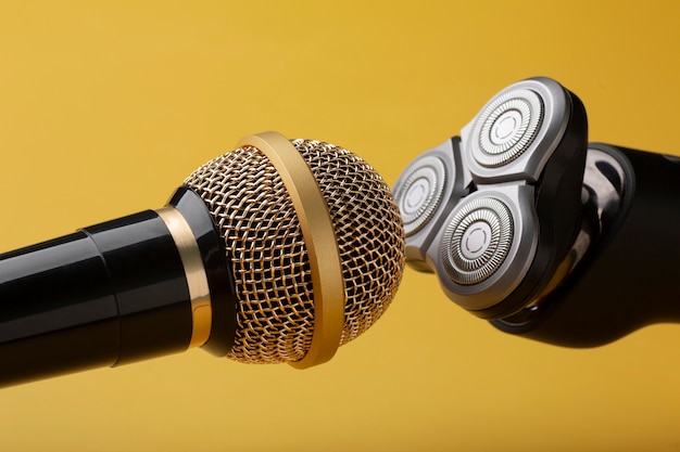 Vue de la tondeuse à cheveux électrique près du microphone pour asmr