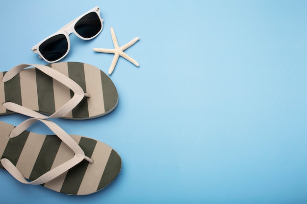 Vue des tongs avec lunettes de soleil d'été et espace de copie