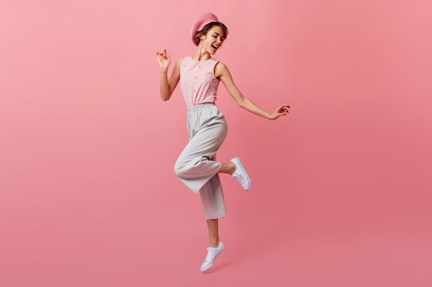 Vue sur toute la longueur de la danseuse en pantalon