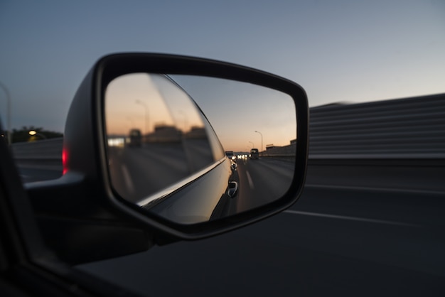 Vue de trafic à partir de la fenêtre de voiture