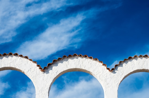 Photo gratuite vue de trois arches blanches avec les beaux nuages dans le ciel bleu je