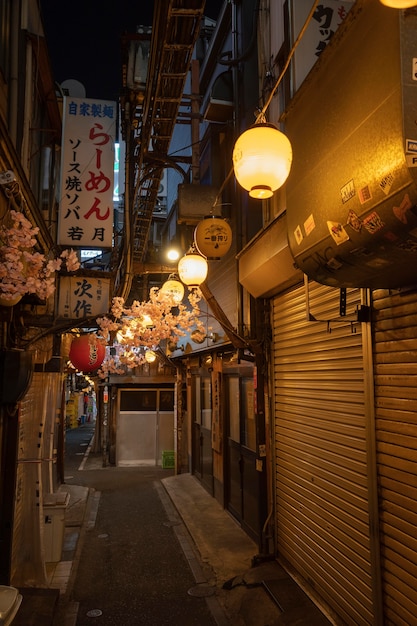 Vue urbaine rue vide avec des lumières