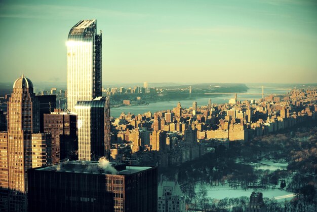 Photo gratuite vue urbaine sur le toit des gratte-ciel de new york.