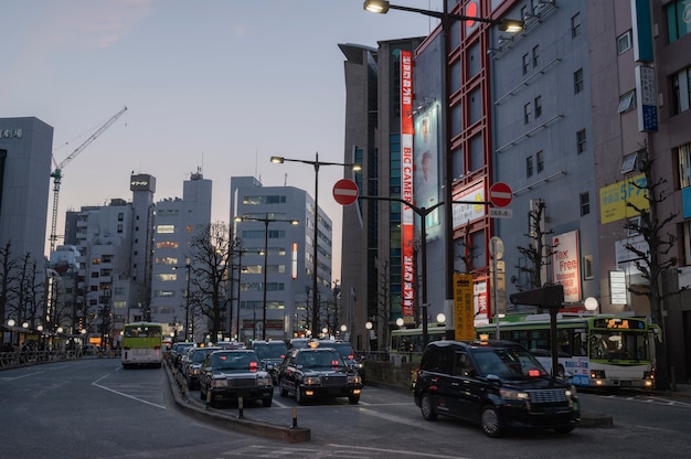 Photo gratuite vue urbaine avec des voitures sur la rue