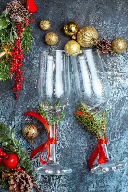 Vue verticale des accessoires de décoration de gobelets en verre sur le côté gauche sur fond sombre