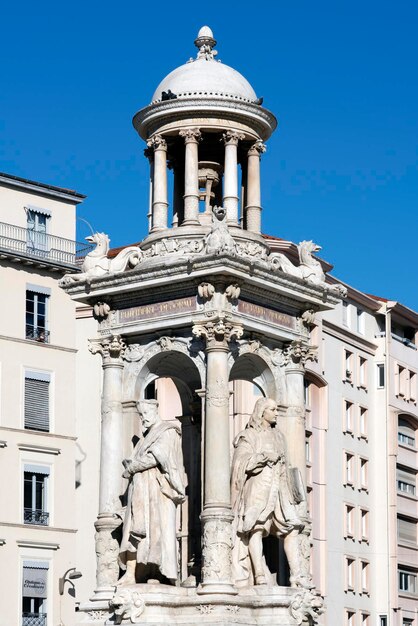 Vue verticale de la célèbre fontaine des Jacobins à Lyon
