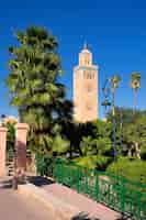 Photo gratuite vue verticale de la célèbre mosquée de la koutoubia avec jardin