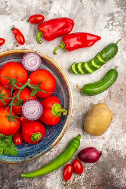 Vue verticale de la collection de légumes frais naturels et de poivre pour la cuisson du dîner