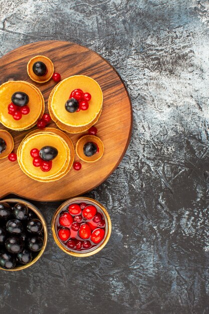 Vue verticale des crêpes au babeurre classiques servies avec des fruits