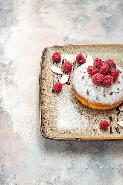 Vue verticale du gâteau fraîchement sorti du four aux framboises pour bébés sur un plateau blanc sur table de couleurs mixtes