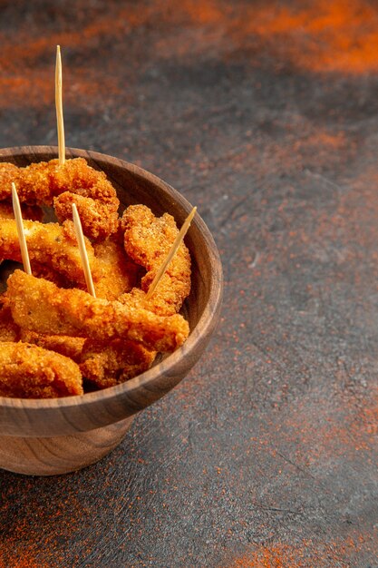 Vue verticale du poulet frit croustillant au milieu de couleur mixte