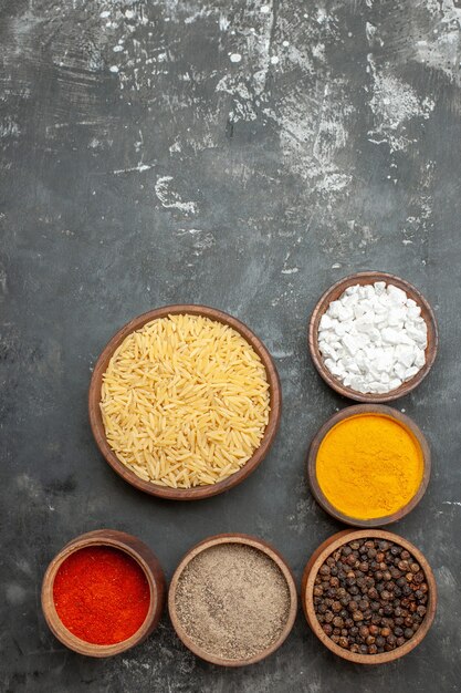 Vue verticale de farine de riz bouilli simple et de différentes épices